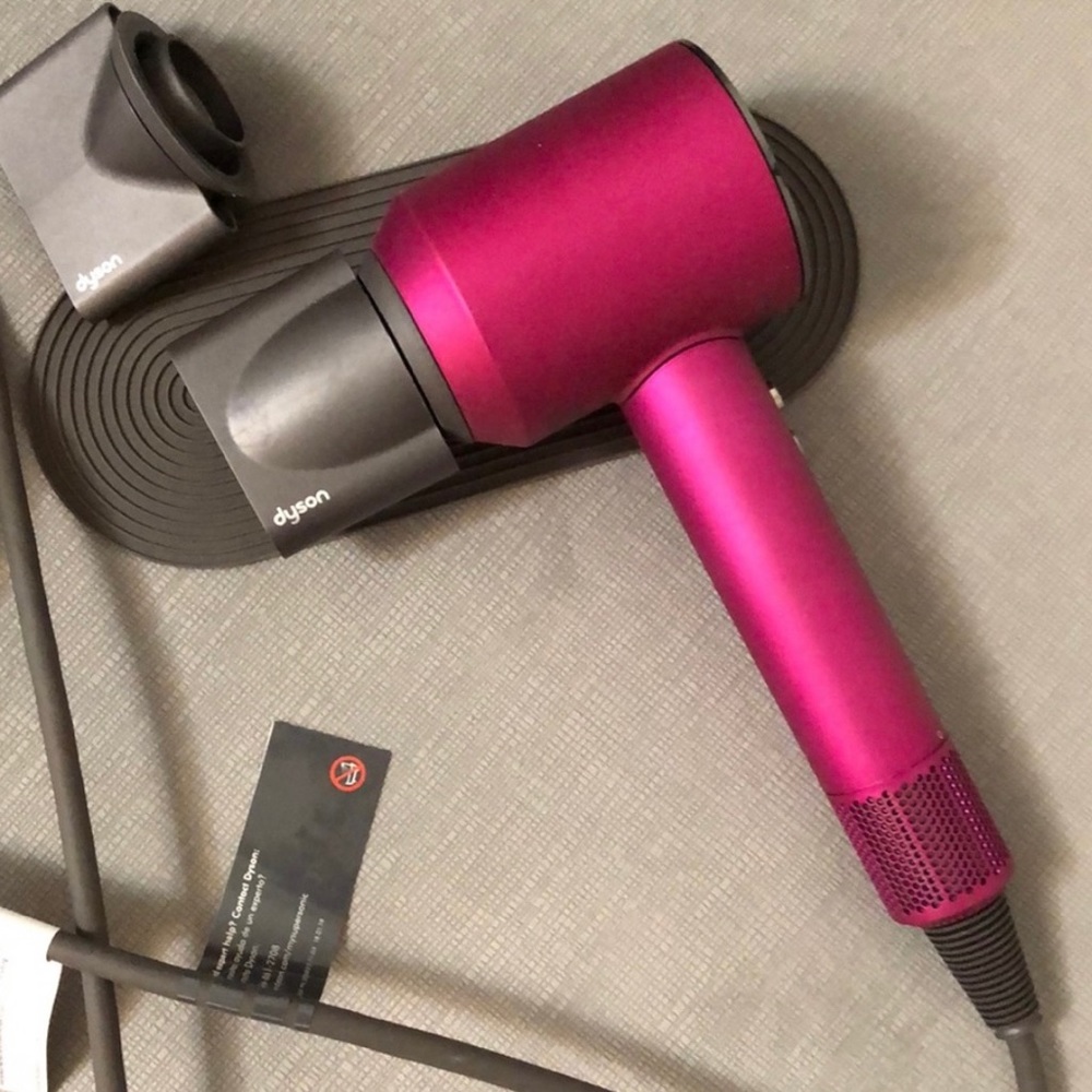 Practically Brand New Dyson hair dryer with original accessories(comb& diffuser)